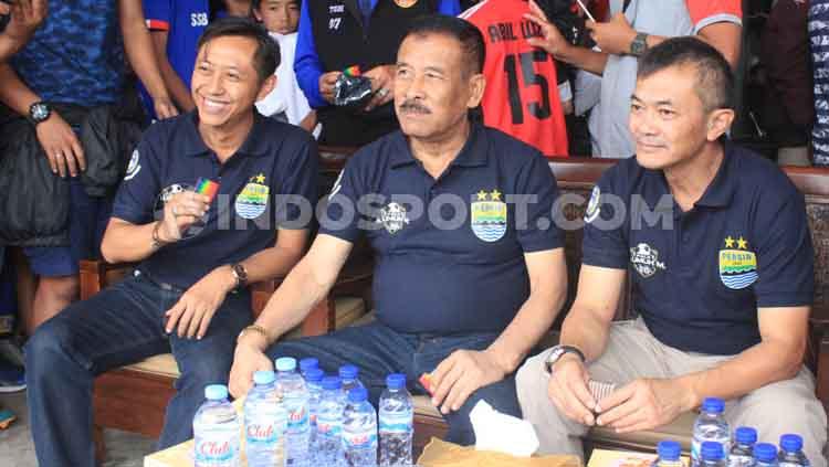 Ketua Asprov PSSI Jawa Barat, Tommy Apriantono (kanan) bersama Manajer Persib‎, Umuh Muchtar (tengah) saat pembukaan Kompetisi Piala Persib U-13 dan Piala H Umuh Muchtar U-15 di Lapangan Lodaya, Kota Bandung Copyright: Arif Rahman/INDOSPORT