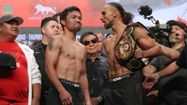 Manny Pacqiaou dan Keith Thurman dalam sesi timbang badan jelang pertarungan. Copyright: Twitter.com/mannypacquiao