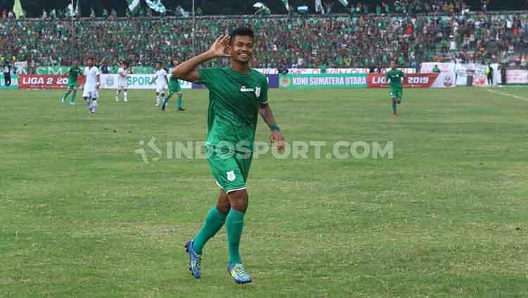 Pemain PSMS Medan, Ilham Fathoni melakukan selebrasi usai cetak gol ke gawang Blitar United.