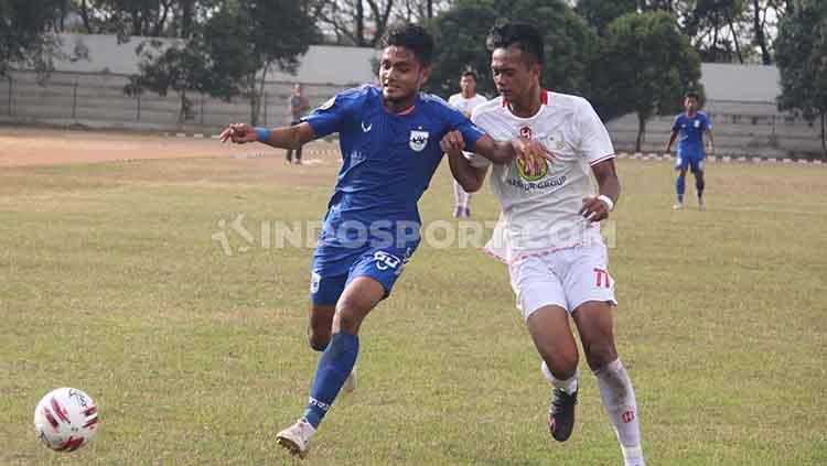 Pemain PSIS U-20 saat memperebutkan bola dengan pemain Barito Putera U-20 di ajang Elite Pro Academy.