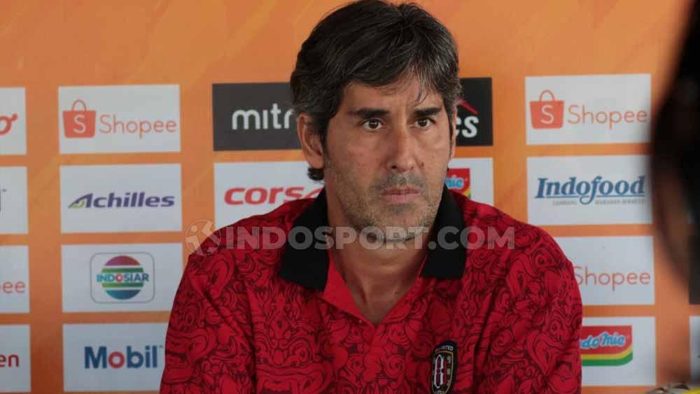 Indosport - Pelatih Bali United, Stefano Cugurra Teco saat jumpa pers. Foto: Nofik Lukman Hakim/INDOSPORT