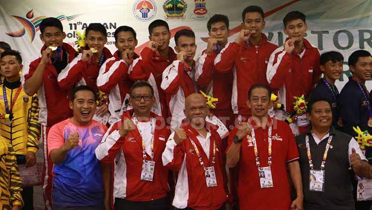 Kandaskan Malaysia, Indonesia berhasil mengawinkan medali emas bulutangkis beregu ASEAN Schools Games (ASG) 2019. Foto: Zainal Hasan/INDOSPORT
