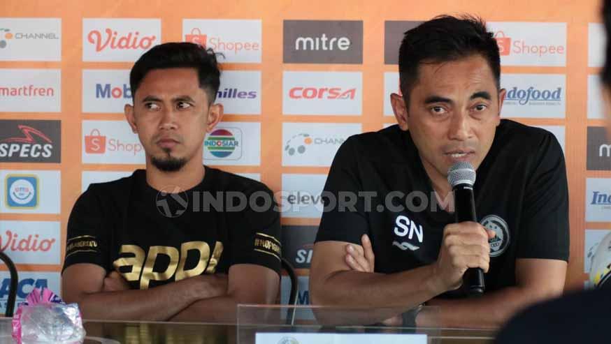Pelatih PSS Sleman, Seto Nurdiantoro didampingi Bagus Nirwanto dalam jumpa pers di Bali United Cafe, Minggu (21/07/19). Foto: Nofik Lukman Hakim/INDOSPORT - INDOSPORT