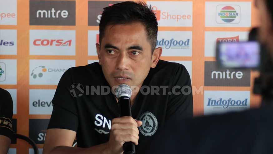 Pelatih PSS Sleman, Seto Nurdiyantoro, mengomentari tiga pemain debutan. Foto: Nofik Lukman Hakim/INDOSPORT - INDOSPORT