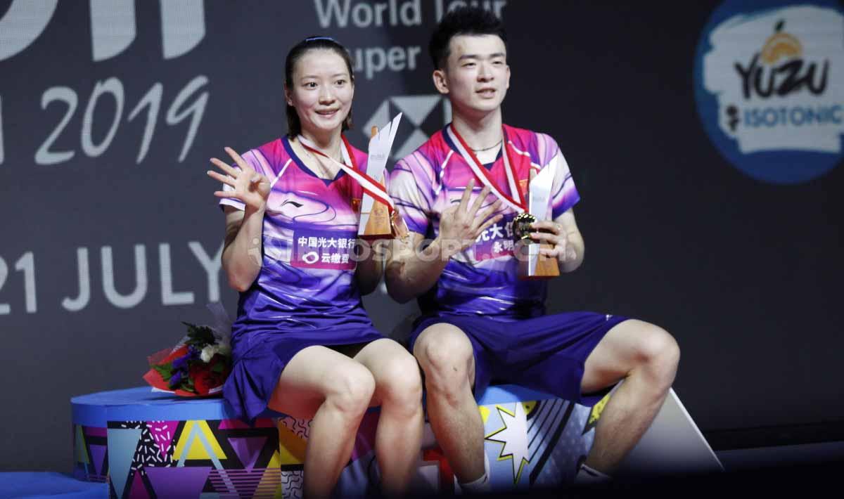 Ganda China, Zheng Si Wei/Huang Ya Qiong berhasil menjadi juara sektor ganda campuran Indonesia Open 2019 usai mengalahkan rekan senegaranya Wang Yi Lyu/Huang Dong Ping pada babak final di Istora Senayan, Minggu (21/07/19). Foto: Herry Ibrahim/INDOSPORT - INDOSPORT