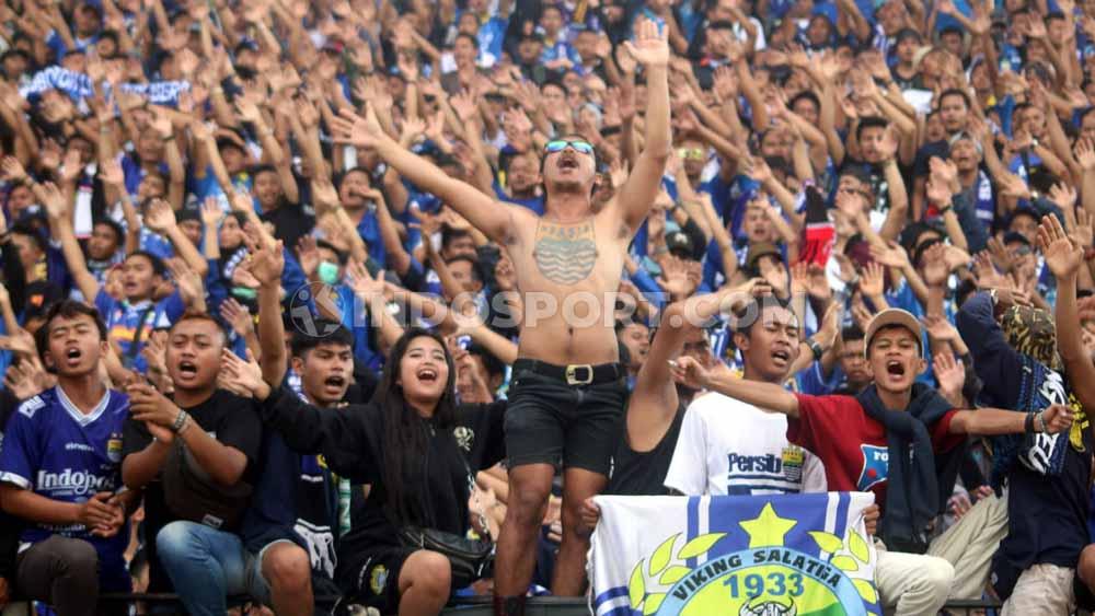 Aksi ribuan Bobotoh temani kemenangan Persib Bandung atas PSIS Semarang di Stadion Moch Soebroto, Magelang, Minggu (21/07/19). Foto: Ronald Seger Prabowo/INDOSPORT