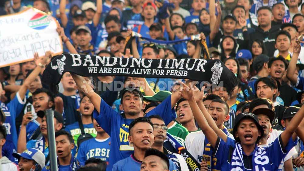Aksi ribuan Bobotoh temani kemenangan Persib Bandung atas PSIS Semarang di Stadion Moch Soebroto, Magelang, Minggu (21/07/19). Foto: Ronald Seger Prabowo/INDOSPORT Copyright: Ronald Seger Prabowo/INDOSPORT