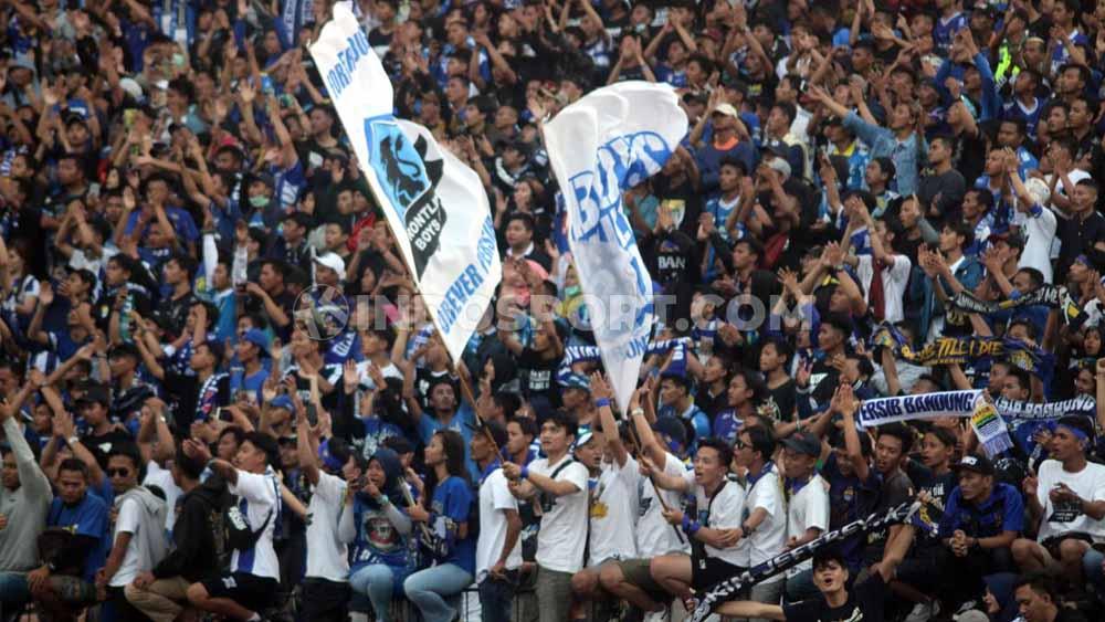Aksi Bobotoh, pendukung setia Persib Bandung.