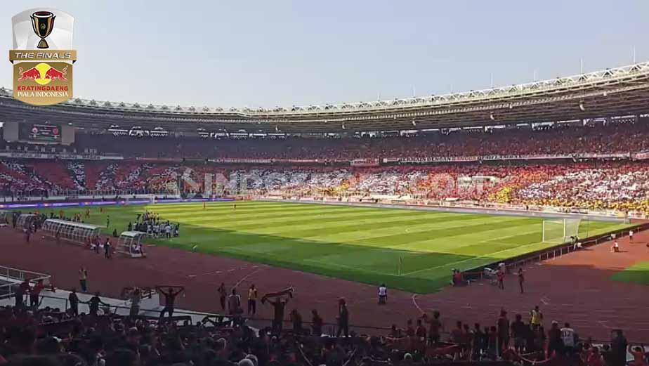 The Jakmania membuat koreografi, pada duel Persija Jakarta versus PSM Makassar di Stadion Utama Gelora Bung Karno (SUGBK), Senayan, Rabu (21/7/19) Foto: Royhan Susilo Utomo/INDOSPORT