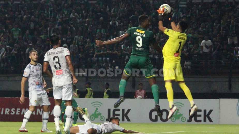 Kiper Tira-Persikabo, Angga Saputro berhasil melakukan penyelamatan hasil sundulan Amido Balde, Minggu (21/07/19). Foto: Fitra Herdian/INDOSPORT Copyright: Fitra Herdian/INDOSPORT