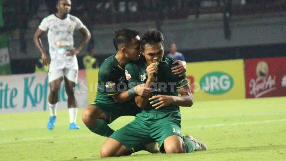 Pemain Persebaya, Rachmad Irianto menangis usai cetak gol, Minggu (21/07/19). Foto: Fitra Herdian/INDOSPORT - INDOSPORT
