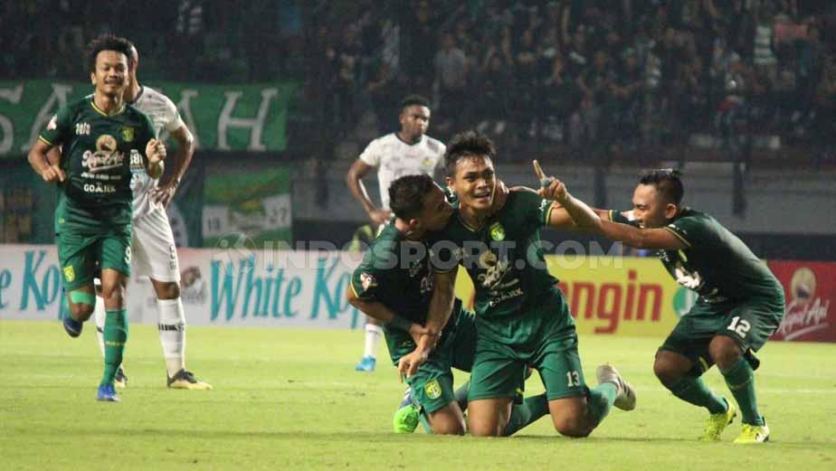 Pemain Persebaya, Rachmad Irianto menangis usai cetak gol 1, Minggu (21/07/19). Foto: Fitra Herdian/INDOSPORT Copyright: Fitra Herdian/INDOSPORT