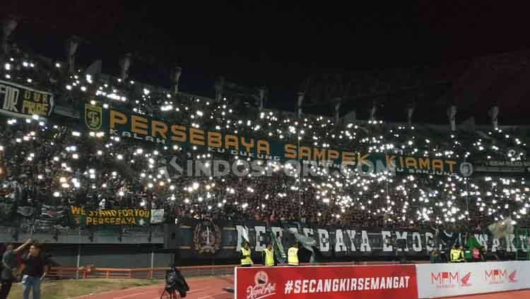Foto Suasana Stadion GBT ketika lampu padam. Copyright: Fitra Herdian/INDOSPORT