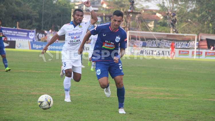 Silvio Escobar (kanan) saat Membela PSIS Lawan Persib Copyright: Alvin Syaptia Pratama/INDOSPORT