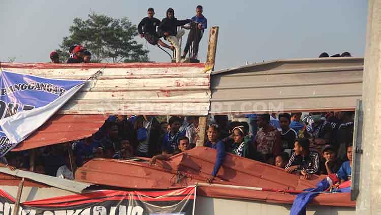 Potret tribun dadakan di sisi utara Stadion Moch Soebroto pada laga PSIS Semarang vs Persib Bandung.