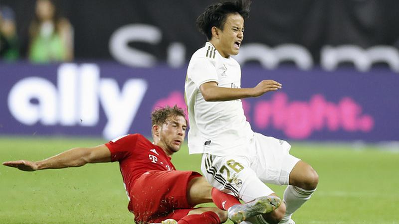 Takefusa Kubo (kanan) ketika ditekel pemain Bayern Munchen - INDOSPORT