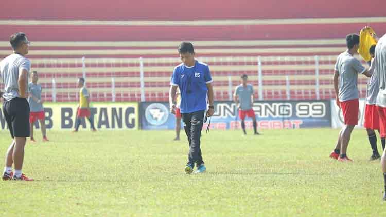 Pelatih Bona Simanjuntak saat memimpin latihan Persibat Batang.