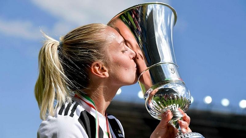 Petronella Ekroth mencium trofi Coppa Italia wanita Copyright: Daniele Badolato - Juventus FC/Juventus FC via Getty Images