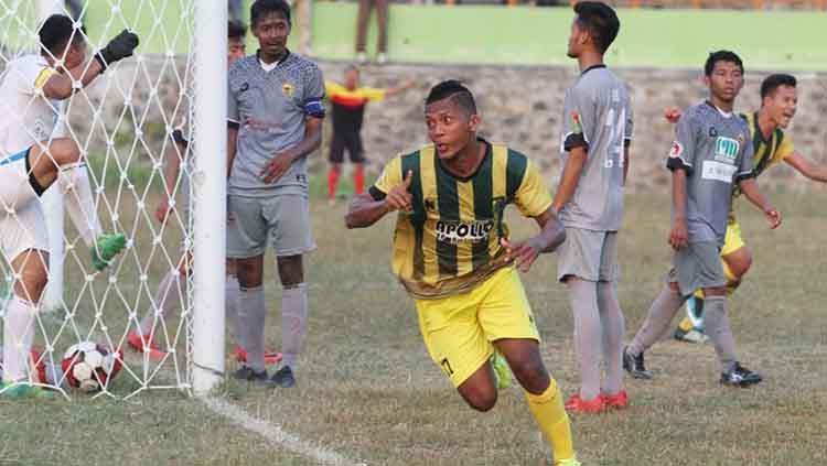 Pemain Persip Nur Coyo setelah berhasil membobol gawang Persikama.