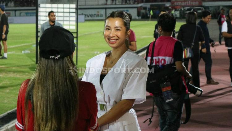 Jennifer Bachdim menggunakan gaun putih saat hadir menyaksikan Bali United di Stadion I Wayan Dipta, Bali.