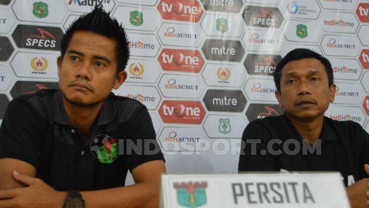 Pelatih Persita Tangerang, Widodo Cahyono Putro (kanan) didampingi pemainnya, M. Roby (kiri), dalam temu pers jelang pertandingan PSMS vs Persita, Senin (22/7/2019). (Foto: Aldi Aulia Anwar/INDOSPORT)