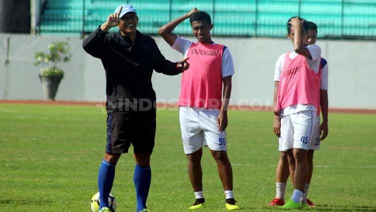Asisten pelatih PSIS Semarang, Widyantoro saat memberi instruksi kepada pemain dalam latihan di Stadion Moch Soebroto, Magelang. Ronald Seger Prabowo/INDOSPORT