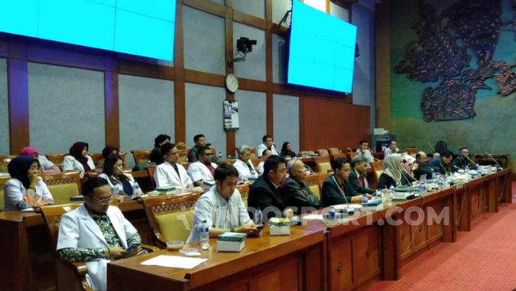 Potret situasi Rapat Dengar Pendapat Umum Pengurus Besar Ikatan Dokter Indonesia dengan Komisi X DPR RI, Senin (22/07/19) - INDOSPORT