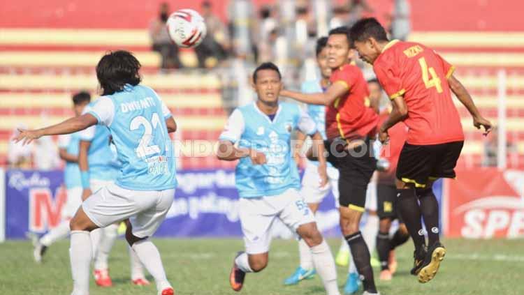 Indosport - Pemain Persibat melakukan sundulan ke arah gawang Babel United. Foto: Alvin Syaptia Pratama/INDOSPORT