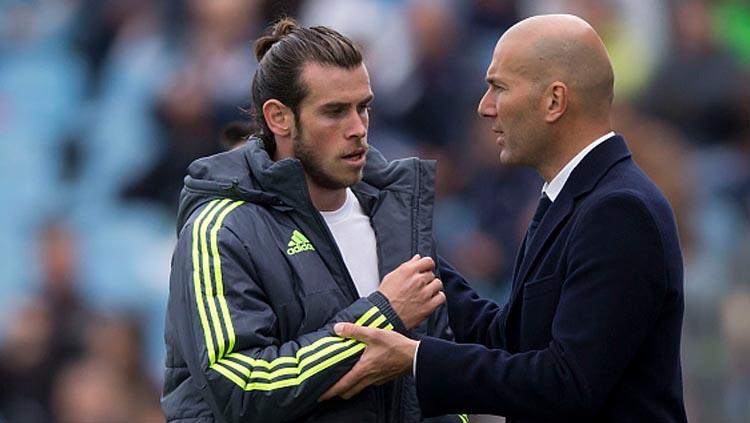 Pemain bintang dan pelatih Real Madrid, Gareth Bale (kiri) dan Zinedine Zidane. Copyright: Gonzalo Arroyo Moreno/Getty Images