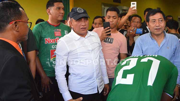 Gubernur Sumut sekaligus Dewan Penasehat PSMS Medan, Edy Rahmayadi saat menyalami satu persatu pemain PSMS usai pertandingan melawan Persita Tangerang, Selasa (23/7/2019) sore.