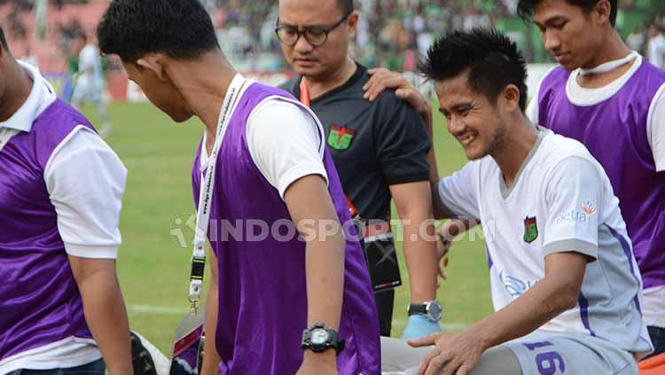Pemain Persita Tangerang, M. Roby, saat ditandu keluar lapangan saat bersua tuan rumah, PSMS Medan, Selasa (23/7/2019) sore.