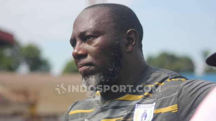 Siapa yang menduga bila pertemuan Jacksen F. Tiago dengan sepak bola Indonesia didasari unsur penipuan.