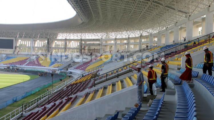 Deretan kursi penonton di Stadion Manahan Solo.