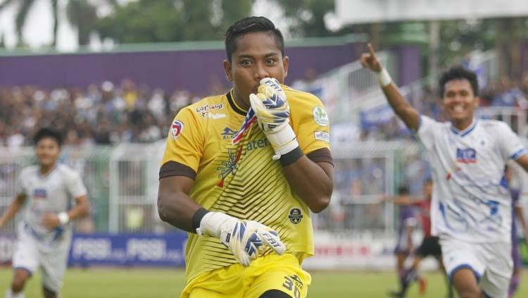 Kiper klub Liga 2 PSCS Cilacap, M. Ihsan Ramadani ternyata memiliki kemampuan yang mumpuni dalam urusan eksekusi tendangan penalti. - INDOSPORT