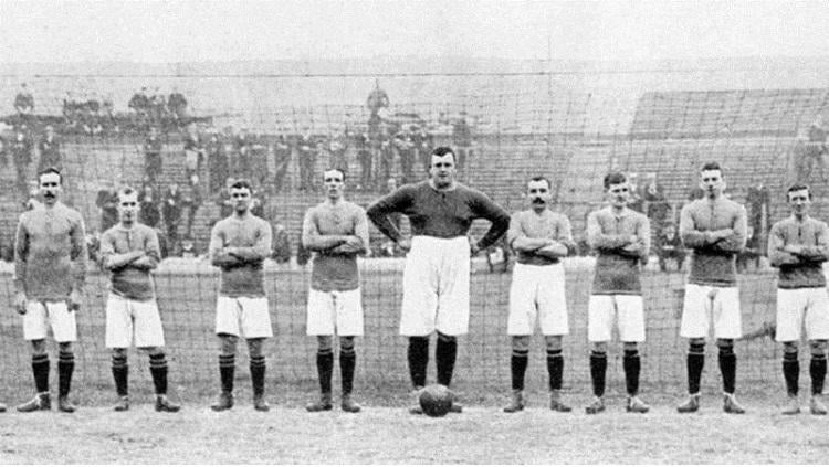 William Foulke (tengah) bersama skuat Sheffield United. Copyright: fourfourtwo.com