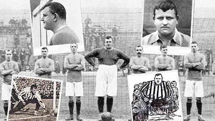 Salah satu pesepakbola profesional berposisi kiper, William “Fatty” Foulke, yang dikenal karena berat badannya yang luar biasa.