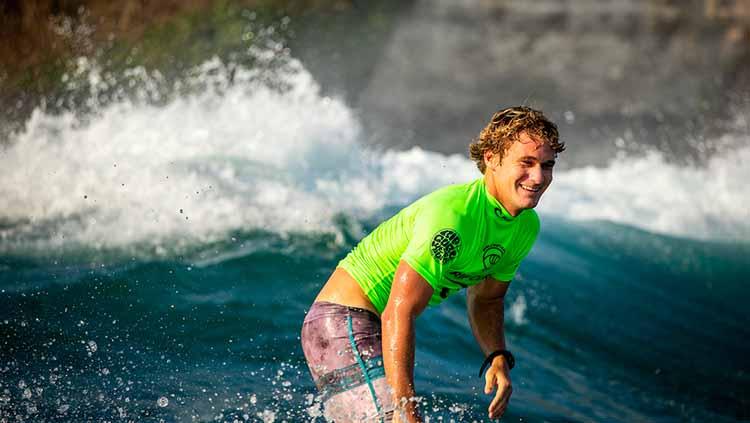 Benji Brand saat beraksi di Pantai Padang Padang. Foto: Lawrence/Ripcurl
