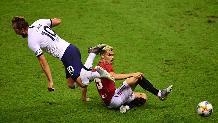 Duel Pemain Tottenham Hotspur, Harry Kane dengan pemain Andreas Pereira, Manchester United pada laga Piala Champions Internasional di Stadion Shanghai Hongkou, China, Kamis (25/07/19). Foto: Di Yin/Getty Images