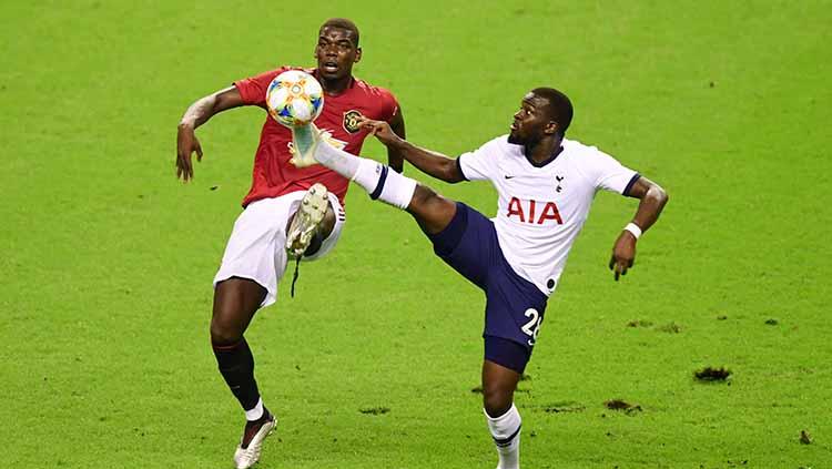 Pemain Manchester United, Paul Pogba saat duel dengan pemain Tottenham Hotspur, Tanguy Ndombele dari laga ICC 2019 di Stadion Shanghai Hongkou, China, Kamis (25/07/19). Foto: Di Yin/Getty Images - INDOSPORT