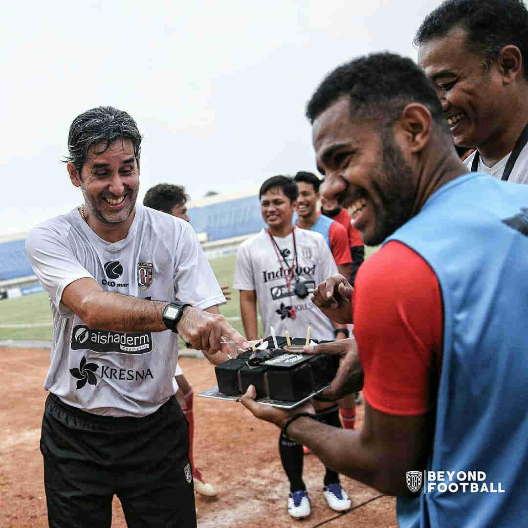 Penggawa Bali United, Yabes Roni Malaifani saat membawakan kue ulang tahun kepada Stefano Cugurra Teco usai berlatih di Stadion Si Jalak Harupat, Kabupaten Bandung, Kamis (25/07/19). Copyright: Media Bali United