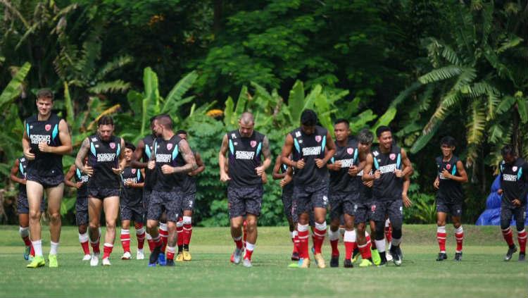 Skuat PSM Makassar berlatih di Lapangan Yogyakarta International School (YIS).