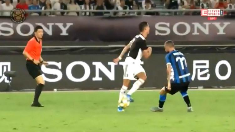 Cristiano Ronaldo saat memperlihatkan skill no look pass dan kelabui pemain Inter Milan.