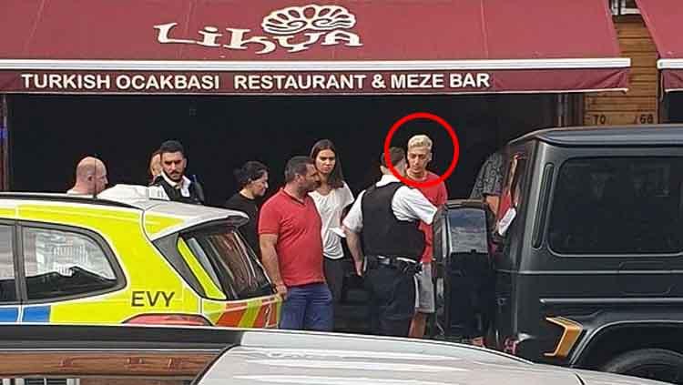 Mesut Ozil dan Sead Kolasinac nyaris dirampok menggunakan pisau.