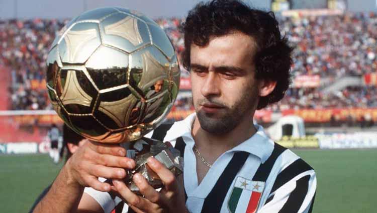 Michele Platini bersama trofi Ballon d