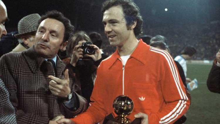 Franz Beckenbauer bersama trofi Ballon d