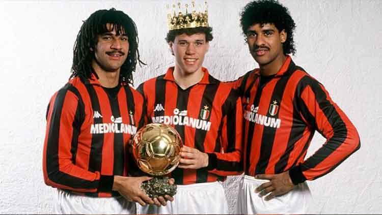 Ruud Gullit (kiri), Marco Van Basten, dan Frank Rijkaard (kanan) bersama trofi Ballon d