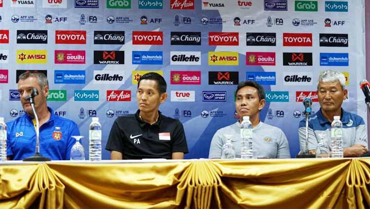 Pelatih Timnas Indonesia U16, Bima Sakti saat menghadiri sesi preskon sebelum Piala AFF U16. Foto: PSSI - INDOSPORT