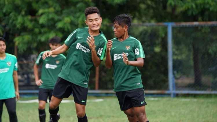 Pelatih Timnas U16, Bima Sakti memperhatikan latihan anak asuhnya. Foto: PSSI