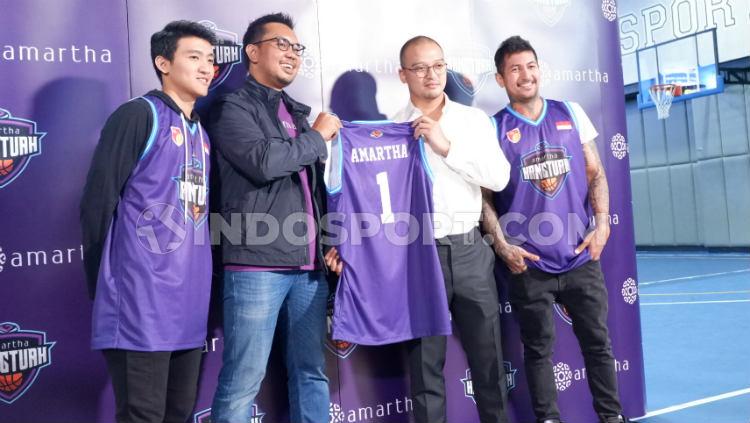 Acara press briefing sponsorship Amartha dengan Hangtuah yang diwakili oleh dua penggawanya, Kelly Purwanto dan Abraham Wenas.