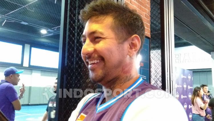 Pebasket klub Hangtuah, Kelly Purwanto pamer tato di lehernya.